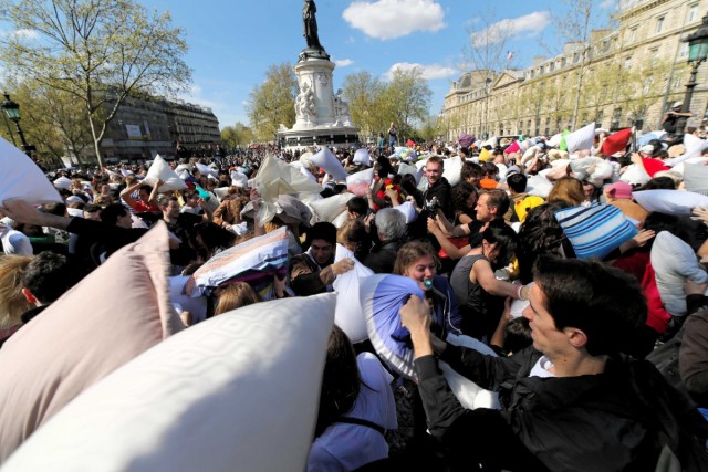 05.04.2014. Paris : bataille géante de polochons