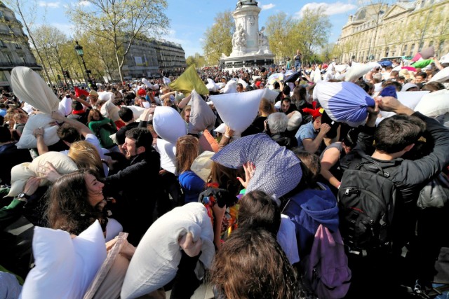 05.04.2014. Paris : bataille géante de polochons