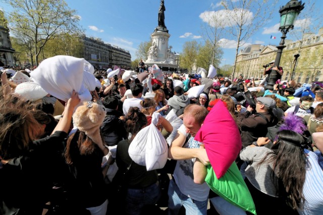 05.04.2014. Paris : bataille géante de polochons