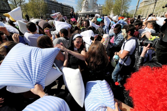 05.04.2014. Paris : bataille géante de polochons