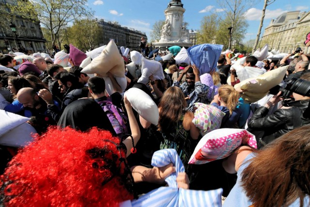 05.04.2014. Paris : bataille géante de polochons