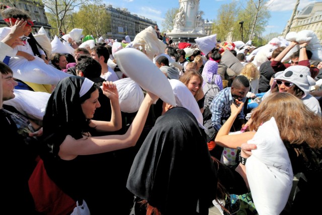 05.04.2014. Paris : bataille géante de polochons