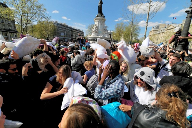 05.04.2014. Paris : bataille géante de polochons
