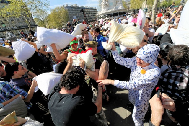 05.04.2014. Paris : bataille géante de polochons