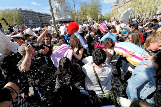 05.04.2014. Paris : bataille géante de polochons