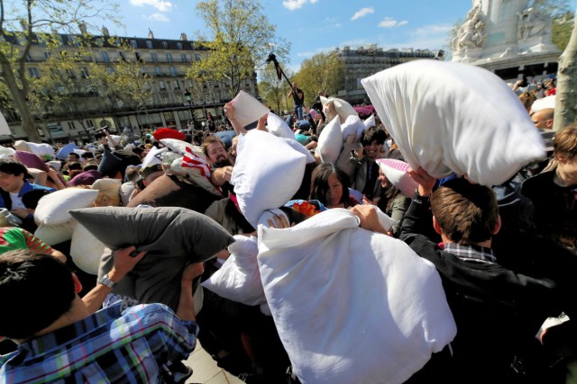 05.04.2014. Paris : bataille géante de polochons