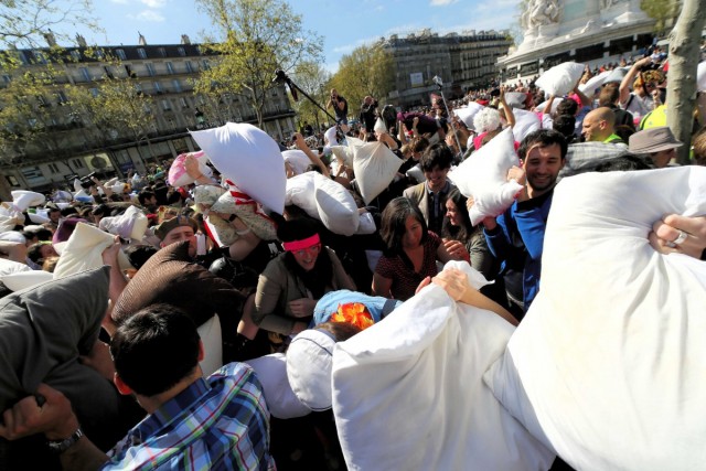 05.04.2014. Paris : bataille géante de polochons