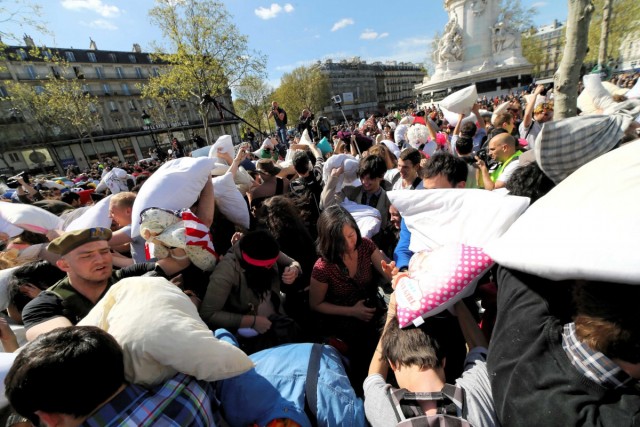 05.04.2014. Paris : bataille géante de polochons