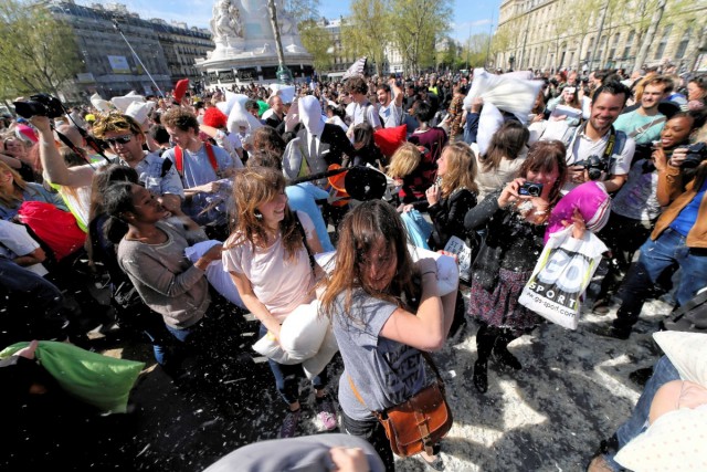 05.04.2014. Paris : bataille géante de polochons