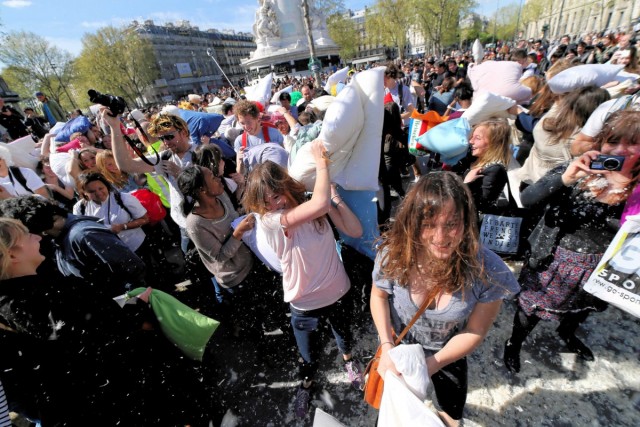 05.04.2014. Paris : bataille géante de polochons