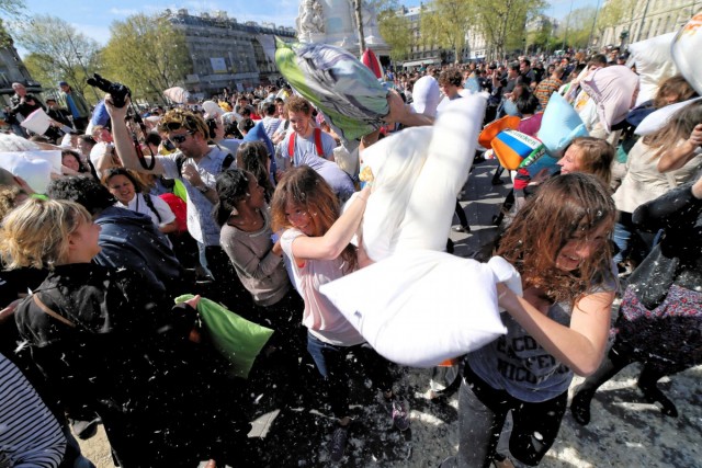 05.04.2014. Paris : bataille géante de polochons