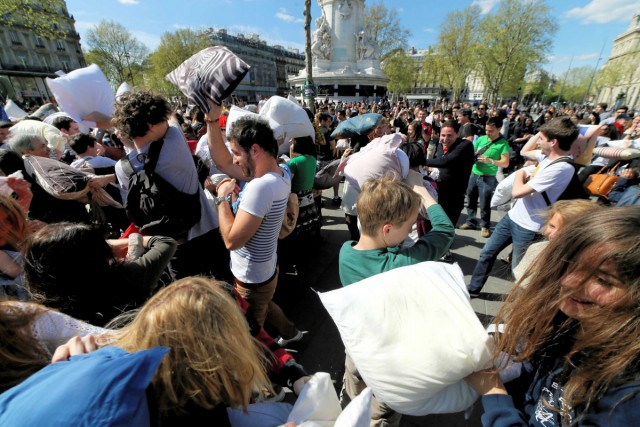 05.04.2014. Paris : bataille géante de polochons