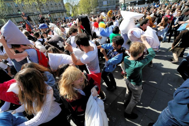 05.04.2014. Paris : bataille géante de polochons