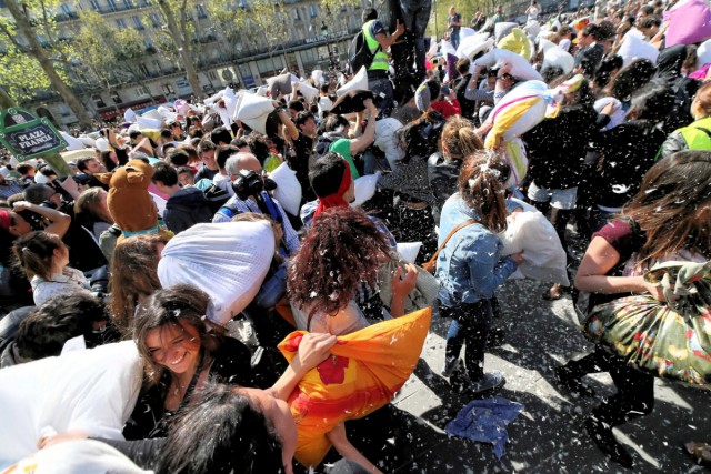 05.04.2014. Paris : bataille géante de polochons