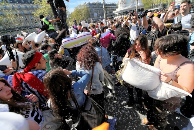 05.04.2014. Paris : bataille géante de polochons