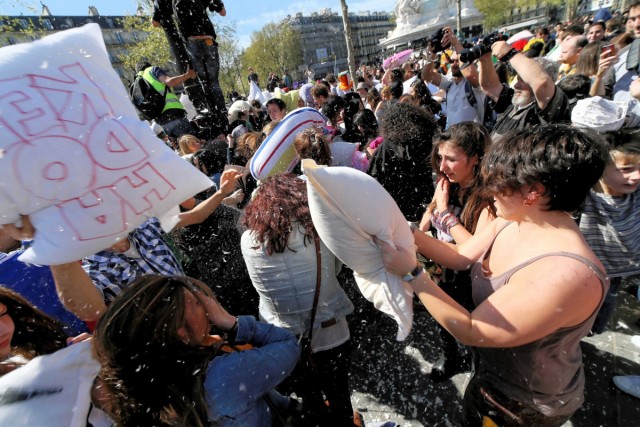 05.04.2014. Paris : bataille géante de polochons