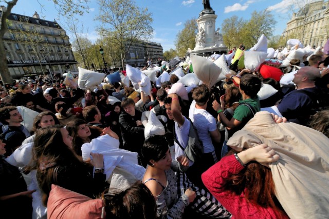 05.04.2014. Paris : bataille géante de polochons