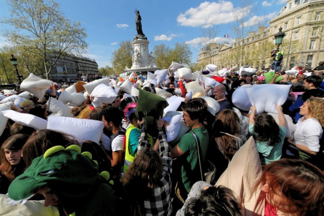 05.04.2014. Paris : bataille géante de polochons