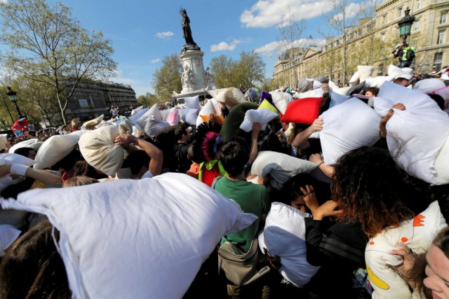05.04.2014. Paris : bataille géante de polochons