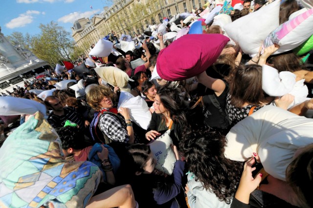 05.04.2014. Paris : bataille géante de polochons