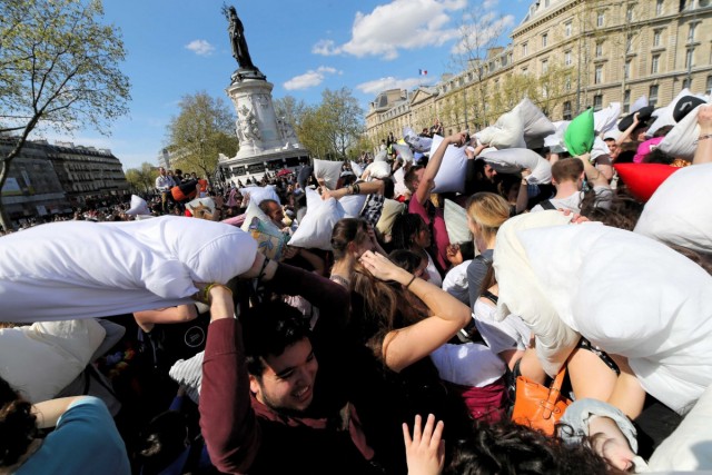 05.04.2014. Paris : bataille géante de polochons
