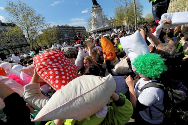 05.04.2014. Paris : bataille géante de polochons