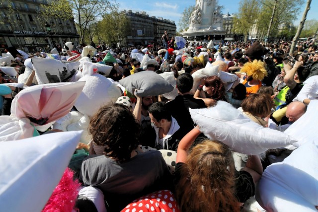 05.04.2014. Paris : bataille géante de polochons