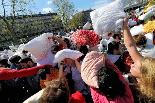 05.04.2014. Paris : bataille géante de polochons