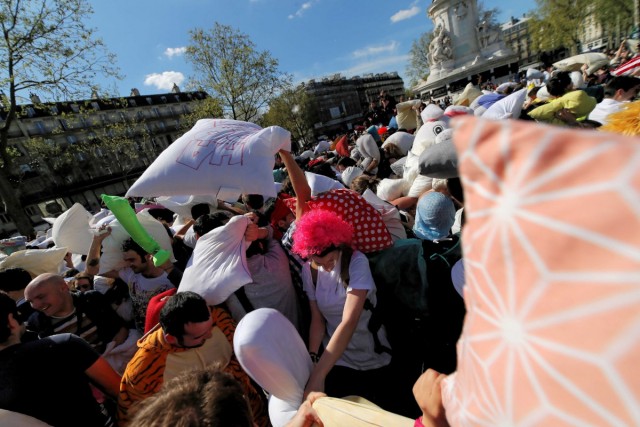 05.04.2014. Paris : bataille géante de polochons