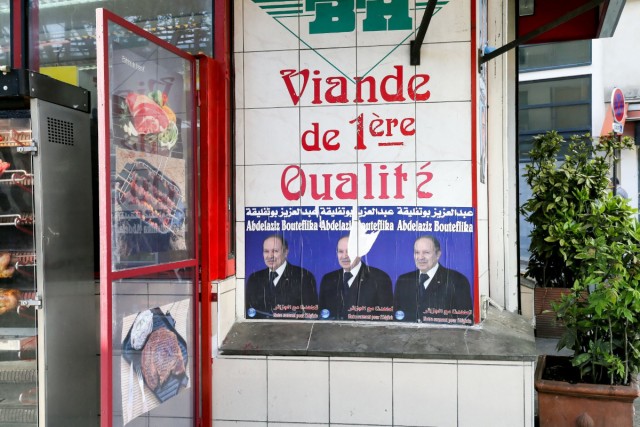 16.04.2014. Paris : la campagne présidentielle algérienne s’affiche