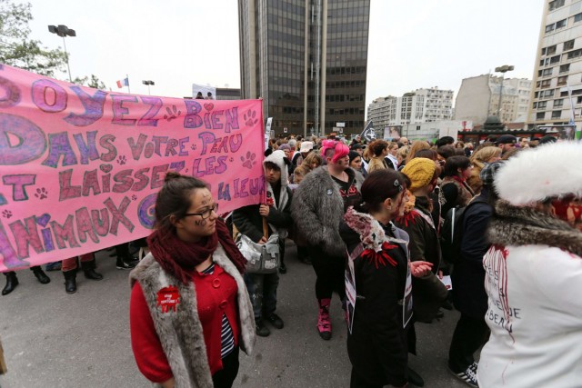 2/19. Marche contre la fourrure à Paris. © Photo Michel Stoupak. Sam 24.11.2012.