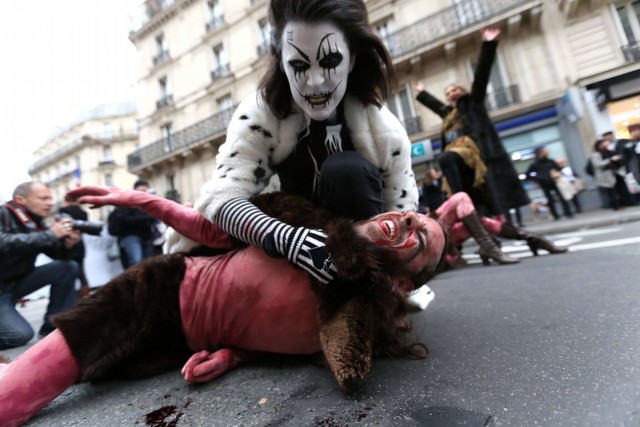 4/19. Marche contre la fourrure à Paris. © Photo Michel Stoupak. Sam 24.11.2012.