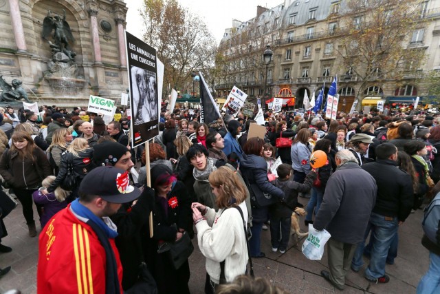 10/19. Marche contre la fourrure à Paris. © Photo Michel Stoupak. Sam 24.11.2012.