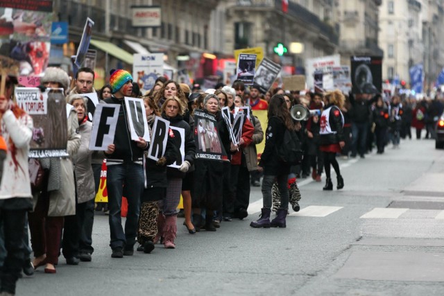 18/19. Marche contre la fourrure à Paris. © Photo Michel Stoupak. Sam 24.11.2012.