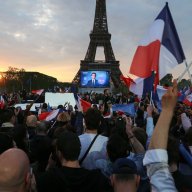 1/10. Les supporters réagissent après la victoire d'Emmanuel Macron. © Michel Stoupak. Dim 24.04.2022, 20h23m37.