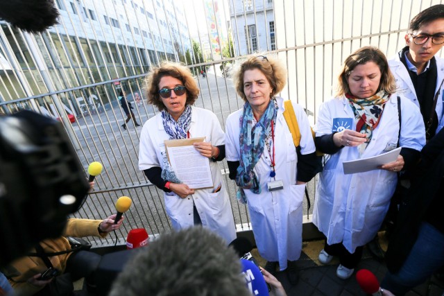 1/9. Les manifestants devant l'hôpital Necker-Enfants Malades. © Michel Stoupak. Mer 02.11.2022, 11h08m05.