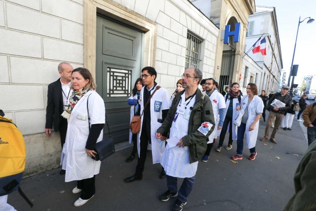2/9. Les manifestants se dirigent vers l'hôpital Necker-Enfants Malades. © Michel Stoupak. Mer 02.11.2022, 11h05m23.