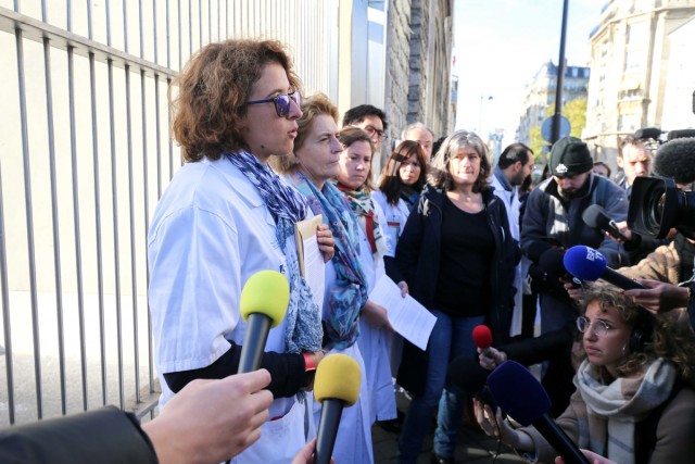 3/9. Les manifestants devant l'hôpital Necker-Enfants Malades. © Michel Stoupak. Mer 02.11.2022, 11h08m26.