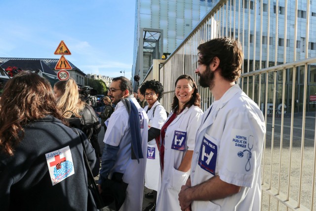 5/9. Les manifestants devant l'hôpital Necker-Enfants Malades. © Michel Stoupak. Mer 02.11.2022, 11h17m06.