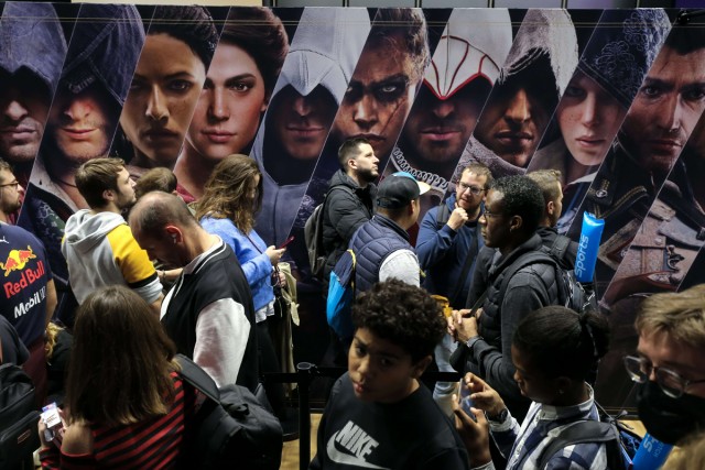 4/9. Les visiteurs font la queue devant le stand "Assasin's Creed" d'Ubisoft. © Michel Stoupak. Jeu 03.11.2022, 16h49m50.