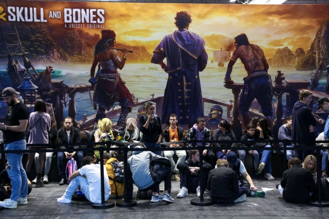 5/9. Les visiteurs font la queue devant le stand "Skull and bones" d'Ubisoft. © Michel Stoupak. Jeu 03.11.2022, 16h52m19.