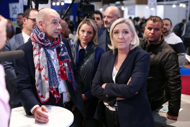 1/9. Députée et ex-présidente du Rassemblement National, Marine Le Pen s'entretient avec un exposant. © Michel Stoupak. Sam 12.11.2022, 11h39m17.