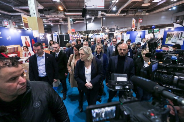 2/9. Marine Le Pen visite le 10e salon Made in France. © Michel Stoupak. Sam 12.11.2022, 11h38m54.