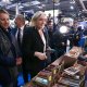 4/9. Marine Le Pen s'entretient avec un exposant. © Michel Stoupak. Sam 12.11.2022, 12h01m02.