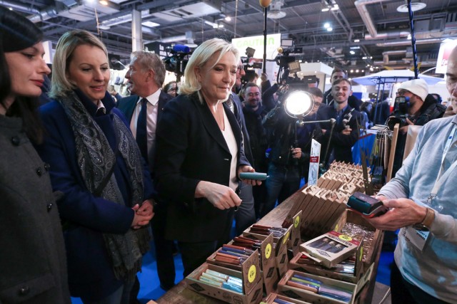 4/9. Marine Le Pen s'entretient avec un exposant. © Michel Stoupak. Sam 12.11.2022, 12h01m02.