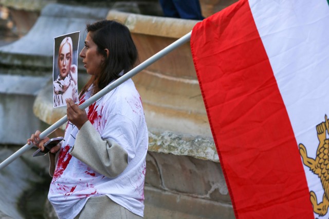 5/9. Une femme tient le drapeau de la révolution préislamique de 1979. © Michel Stoupak. Dim 13.11.2022, 16h20m10.
