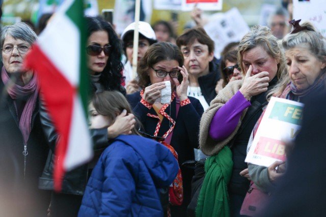 9/9. Des femmes pleurent lors d'une manifestation en l'honneur de Jina Mahsa Amini et des autres manifestants tués en Iran. © Michel Stoupak. Dim 13.11.2022, 17h13m29.
