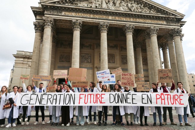 2/9. Internes et étudiants en médecine manifestent devant le Panthéon. © Michel Stoupak. Jeu 17.11.2022, 14h48m33.