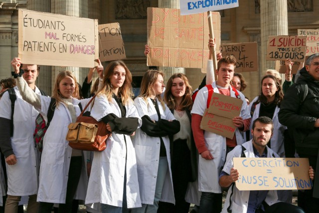 3/9. Internes et étudiants en médecine manifestent devant le Panthéon. © Michel Stoupak. Jeu 17.11.2022, 14h57m21.