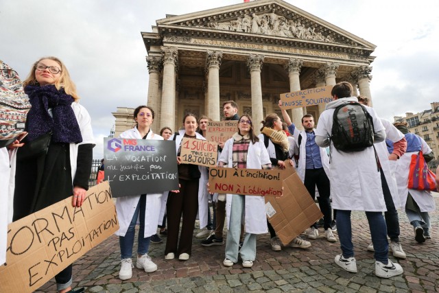4/9. Internes et étudiants en médecine manifestent devant le Panthéon. © Michel Stoupak. Jeu 17.11.2022, 14h59m07.